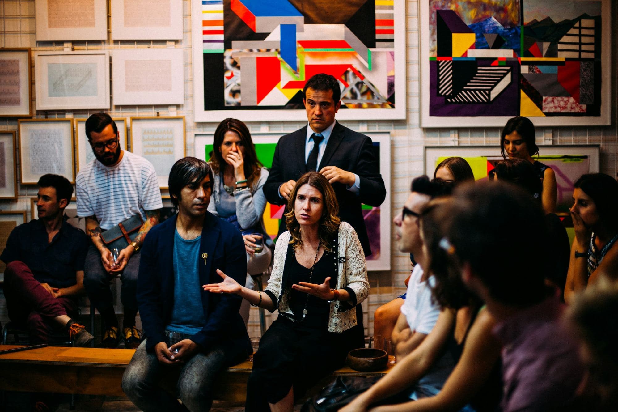 Un groupe aux origines variées échange dans une salle colorée