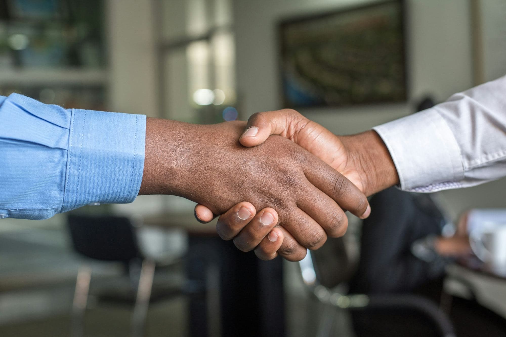 Una stretta di mano che sigilla un accompagnamento
